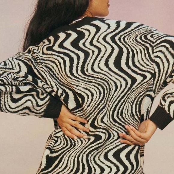 Oversized, black and white patterned soft sweater! - Picture 2 of 7